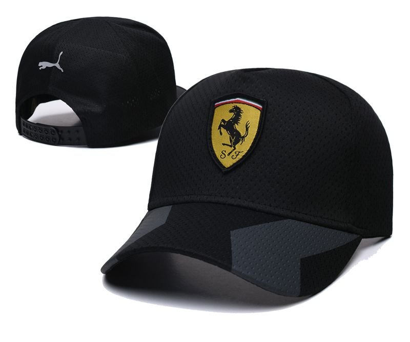 Gorra Ferrari Negra Geométrica